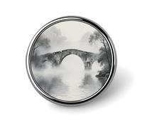 Broche décorative mignonne représentant un pont de pierre antique, idéale pour décorer un sac à dos, une veste, une chemise ou un costume. Cette broche ronde est parfaite pour agrémenter les revers d'