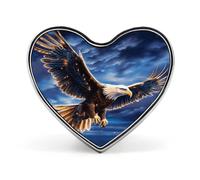 Broche élégante en forme de cœur représentant un aigle à tête blanche qui vole. Accessoire pour cravate, vêtement ou chapeau.