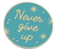 Broche en émail avec citations à thème, « Never Give Up » et « Live in the Present », Klein, Métal non précieux