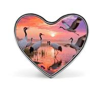 Broche en forme de cœur avec des grues jouant dans l'eau, ornée d'une pêche en cristal, idéale pour un sac à dos ou un revers de veste. Parfaite pour la Saint-Valentin ou un anniversaire.