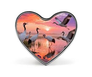 Broche en forme de cœur avec des grues jouant dans l'eau, ornée d'une pêche en cristal, idéale pour un sac à dos ou un revers de veste. Parfaite pour la Saint-Valentin ou un anniversaire.