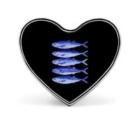 Broche en forme de cœur avec motif sardine, idéale pour décorer un sac, une chemise ou une soirée. Bijou personnalisé.