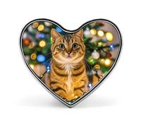 Broche en forme de cœur avec un chat et des guirlandes lumineuses de Noël. Idéale pour les sacs à dos ou les revers de vestes. Parfaite pour la Saint-Valentin ou un anniversaire.