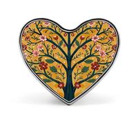 Broche en forme de cœur représentant un arbre de vie jaune et orange avec des flocons de neige et des sapins de Noël. Accessoire de costume unisexe. Broche légère en émail de 2,5 cm (1 pouce) à accroc
