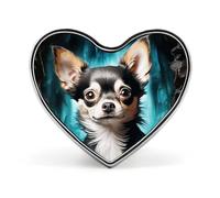 Broche en forme de cœur représentant un chihuahua aux yeux bleus, style Gem Cave. Accessoire idéal pour hommes et femmes. Broche légère en émail de 2,5 cm, parfaite pour sacs à dos, chapeaux, sacs et