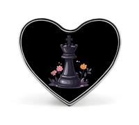 Broche en forme de cœur représentant une reine d'échecs, avec des pièces d'échecs. Idéale pour décorer sacs à dos, vestes et chapeaux.