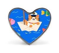 Broche en métal émaillé représentant un chat capitaine de bateau en papier, idéale pour chapeaux, sacs et vêtements. Cadeau parfait.