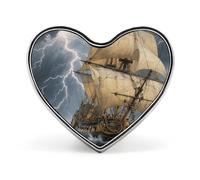 Broche en métal émaillé représentant un voilier ancien en pleine tempête, idéale pour chapeaux, sacs et vêtements. Cadeau parfait.
