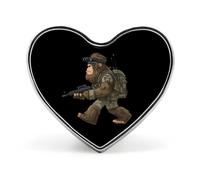 Broche en métal en forme de cœur représentant Bigfoot, Sasquatch et un soldat