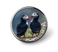Broche/épingle à revers ronde représentant des macareux sur une colline herbeuse, pour cravate, chapeau, vêtement ou bijoux.