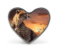 Broche guépard regardant sur la savane avec coucher de soleil - Jolie broche en forme de cœur personnalisée en alliage d'aluminium - Broche tendance et exquise pour chapeau, sac, costume, cravate