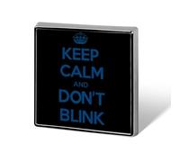Broche humoristique en métal « Keep Calm And Don't Blink » (2,5 cm) | Accessoire de mode original pour vêtements, chapeaux, sacs et cravates (hommes et femmes)