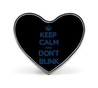 Broche humoristique en métal « Keep Calm And Don't Blink » (2,5 cm) en forme de cœur, pour vêtements, chapeaux, sacs, cravates et accessoires.
