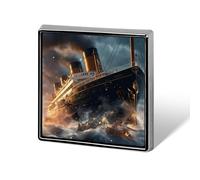 Broche humoristique en métal représentant le Titanic (2,5 cm) | Accessoire de mode original pour hommes et femmes (vêtements, chapeaux, sacs, cravates).