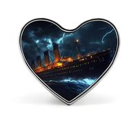 Broche humoristique en métal « Titanic dans le tonnerre » en forme de cœur (2,5 cm) | Accessoires de mode originaux pour hommes et femmes : vêtements, chapeaux, sacs, cravates.