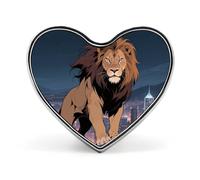 Broche Lion d'Afrique en métal, 2,5 cm, en forme de cœur. Légère et aux bords lisses, elle est idéale pour décorer chemises, vestes et sacs. Un cadeau parfait pour vos amis et votre famille.