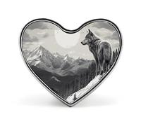 Broche mignonne en forme de cœur avec un loup solitaire dans les montagnes enneigées, accessoire de mode unisexe pour chapeaux, sacs, vestes et manteaux. Idée cadeau pour la Saint-Valentin.