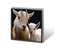 Broche mignonne représentant un chevreau avec sa mère, idéale pour décorer un sac à dos, une veste, une chemise ou un costume. Cette broche carrée est parfaite pour les hommes et les femmes. Elle pe