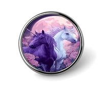 Broche ronde en alliage d'aluminium représentant une licorne ailée violette et blanche aux yeux lumineux et tenant un sceptre. Accessoire décoratif pour vestes, sacs à dos, chapeaux et chemises. Acces
