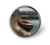 Broche ronde en émail représentant un bateau amarré sur le rivage. Accessoire de mode durable et tendance pour hommes et femmes.