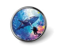 Broche ronde en émail représentant un plongeur et un requin-baleine nageant ensemble, à porter comme bijou ou accessoire pour sac à dos ou chapeau.