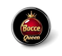 Broche ronde en émail représentant une reine de la bocce, idéale pour décorer un sac à dos ou un chapeau.