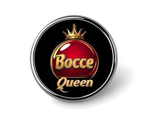 Broche ronde en émail représentant une reine de la bocce, idéale pour décorer un sac à dos ou un chapeau.