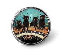 Broche ronde représentant quatre chats noirs allongés sur un clavier de piano. Idéale pour décorer un chapeau, un revers ou tout autre accessoire de mode. Parfaite pour femmes et hommes. Un accessoire