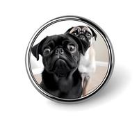 Broche ronde représentant un adorable carlin noir, idéale pour décorer un chapeau, un sac à dos, un costume ou tout autre accessoire de mode. Cette broche en métal est parfaite pour les femmes et les