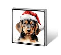 Broche unisexe carrée légère représentant un adorable chien aquarelle coiffé d'un bonnet de Père Noël. Bijou à porter sur vêtements, châles et chapeaux.