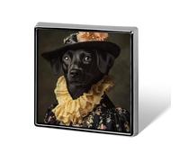 Broche unisexe représentant une chienne noire vêtue de beaux vêtements. Badge carré léger, idéal pour vêtements, châles et chapeaux.