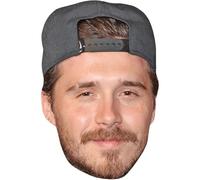 Brooklyn Beckham (Cap) Big Head. Masque Plus Grand Que Nature.