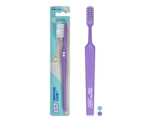 Brosse à Dents TePe Denture Care pour Prothèses, Couleurs Assorties, 1pc | Brosse pour un nettoyage efficace et précis des prothèses dentaires grâce à ses brins très longs et fermes