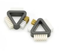 Brosse triangulaire en daim avec gomme anti-taches pour nettoyer les bottes en daim