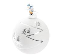 BRUBAKER Boule de Noël Premium - Piste de Ski avec Figure en Porcelaine - Boule Scintillante Blanche avec Paysage de Neige et Sapins - 10 cm Boule d'arbre Artisanale en Verre - Fait à la Main
