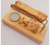 Brûleur d'encens avec bougie, tiges métalliques et palo santo. Support en bois avec motif gravé