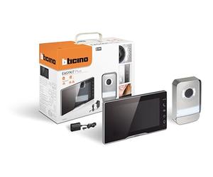 Bticino 318913 Easykit Plus Vidéophone monofamilial Plug-In 2 fils avec: 1 bouton extérieur avec sonnette et caméra, 1 moniteur intérieur 7" couleur avec mains libres, extensible pour deux familles
