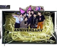 BTS Support périphérique résistant à l'album Emballage cadeau de marque Porte-clés autocollant 9ème boîte cadeau (coffret cadeau FESTA)