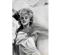 Buyartforless Photo Rare de Marilyn Monroe Hot Mess in Bed encadrée Art Mural Images imprimées Poster fabriqué aux États-Unis Noir 30,5 x 45,7 cm
