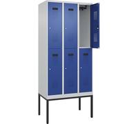 C+P Evolo Plus Casier à double étage 3 compartiments Gris clair/bleu gentiane Largeur 900 mm Avec pieds étroits Serrure à cylindre