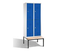 C + P Möbelsysteme Armoire à deux niveaux C+P Classic avec banquette, 4 compartiments, H2090xL810xP500xP500/815mm avant bleu gentiane corps gris clair Quantité:1