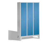 C + P Möbelsysteme C+P Casier vestiaire Classic sur pieds, 3 compartiments, H1850×I1200×P500mm, façade bleu clair, corps gris clair Quantité:1