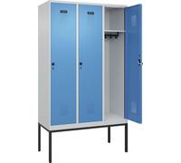 C + P Möbelsysteme C+P - Spind Evolo Plus - 3 compartiments - Gris clair/bleu clair - Largeur : 1200 mm - Avec pieds étroits - Verrou rotatif