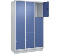 C + P Möbelsysteme C+P | Vestiaire à 3 casiers Classic Plus | 3 Compartiments | Gris Clair/Bleu Distant | l 1200 mm | 9 Cases | avec Socle