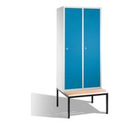 C + P Möbelsysteme C+P Vestiaire Classic avec banc, 2 compartiments, H2090×I810×P500/815mm, façade bleu clair, corps gris clair Quantité:1