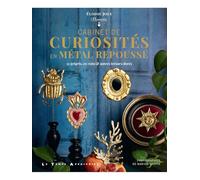 Cabinet de curiosités en métal repoussé - 32 grigris, ex-voto & autres trésors dorés