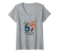 Cadeau d'anniversaire 67 Ans : Still a Work in Progress T-Shirt avec Col en V, Femme, Gris Chiné, XXL