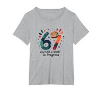 Cadeau d'anniversaire 67 Ans : Still a Work in Progress T-Shirt, Femme Grandes Tailles, Gris Chiné, 2X