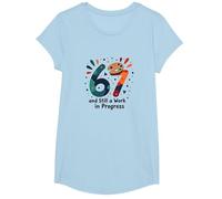 Cadeau d'anniversaire 67 Ans : Still a Work in Progress T-Shirt, Fille, Bleu Céleste, L