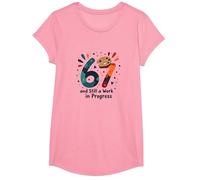 Cadeau d'anniversaire 67 Ans : Still a Work in Progress T-Shirt, Fille, Rose, XS